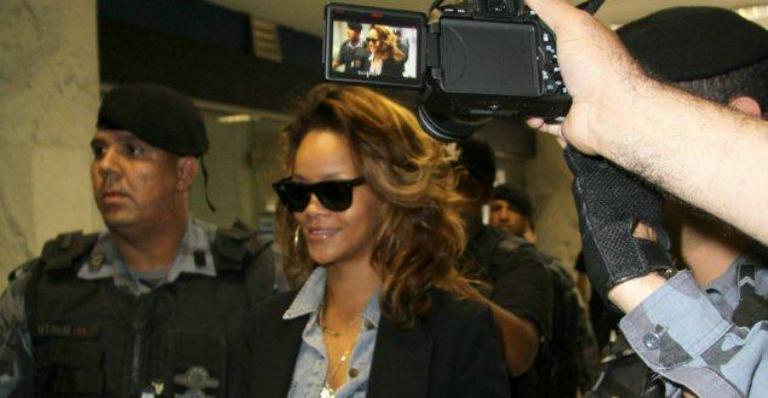 Rihanna embarca para show em Brasília