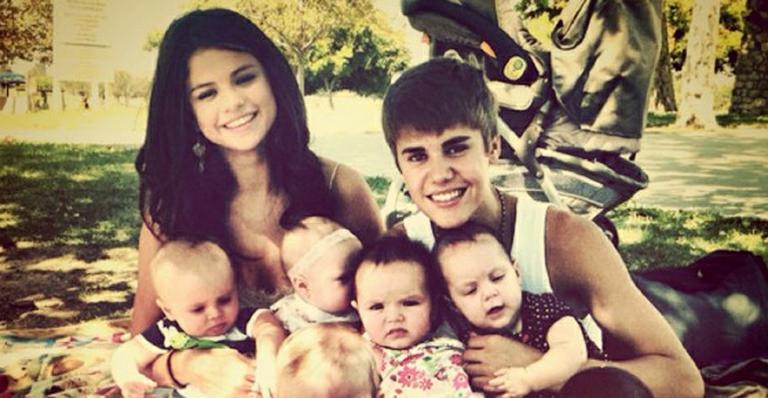 Selena e Bieber posam rodeados por bebês
