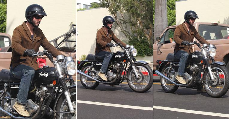 Keanu Reeves é clicado andando de moto