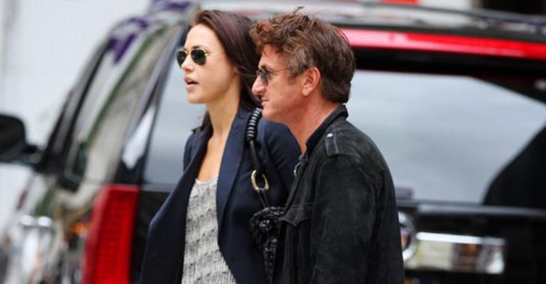 Sean Penn passeia com nova namorada