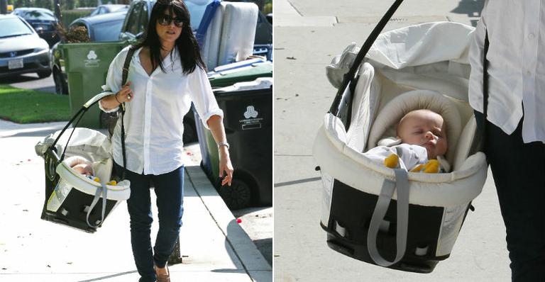 Selma Blair passeia com o pequeno Arthur