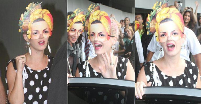 Katy Perry chega mascarada ao Rio