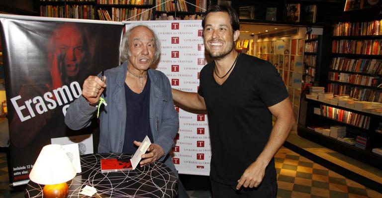 Erasmo Carlos autografa CD para Roger