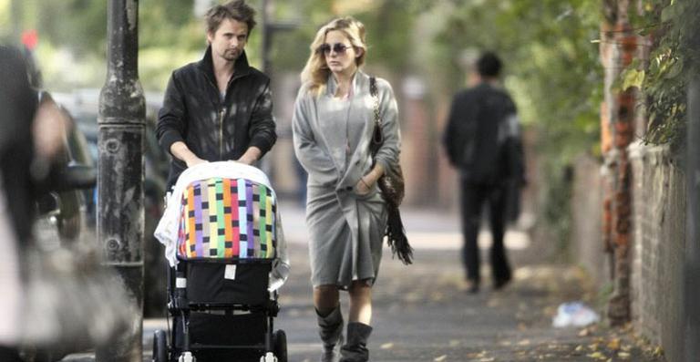 Kate passeia com Bingham por Londres