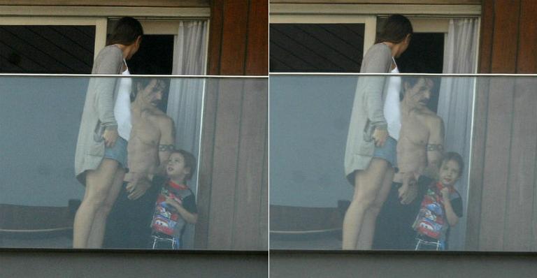 Anthony Kiedis surge na sacada do hotel