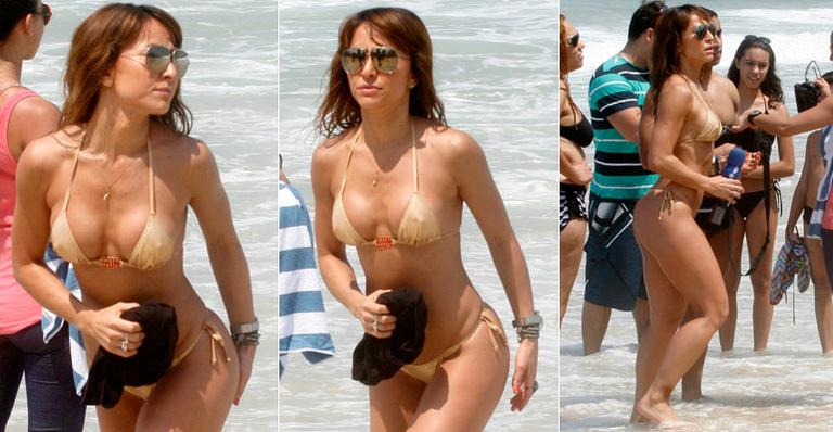 Sabrina Sato faz sucesso na praia