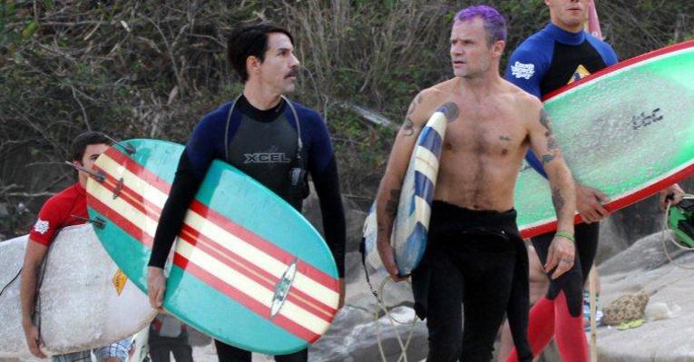Kiedis e Flea surfam no Rio de Janeiro