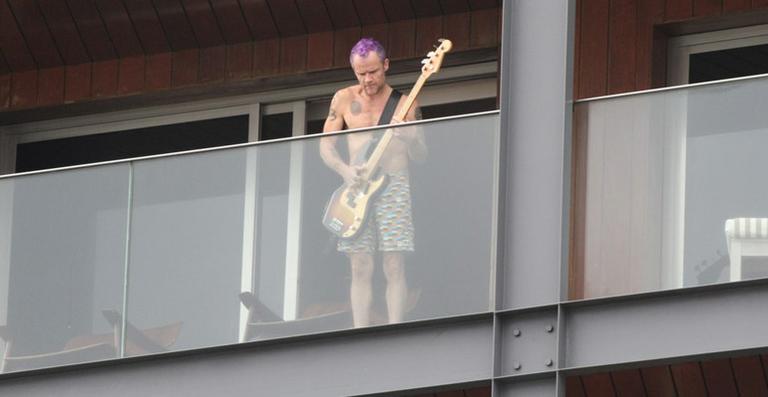 Red Hot: Flea dá ‘showzinho’ na varanda