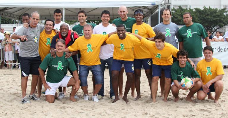Famosos jogam futebol em Copacabana
