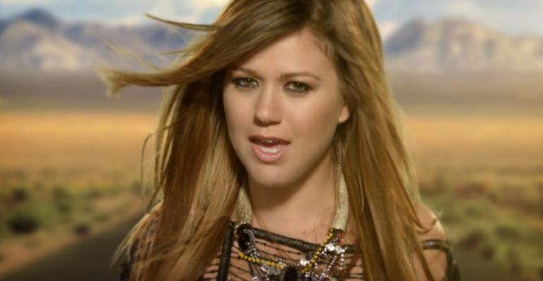Kelly Clarkson ironiza críticas em clipe