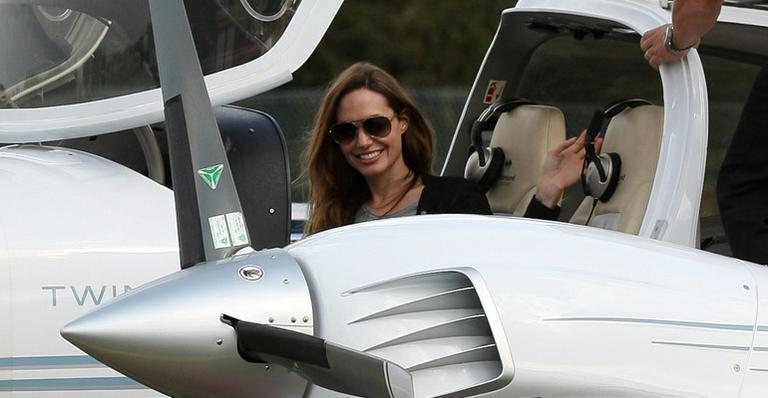Angelina Jolie aprende a pilotar avião