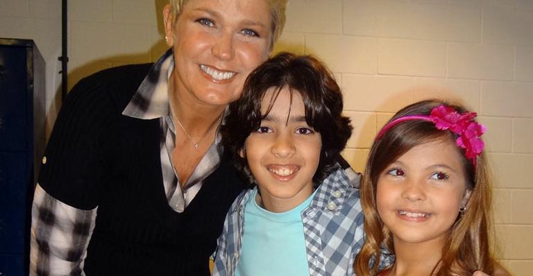 Atores mirins gravam programa com Xuxa