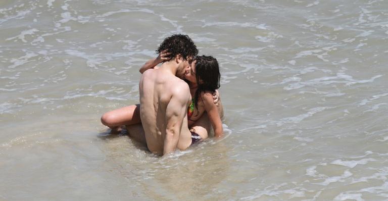 Alinne e Thiago: cena de romance na praia