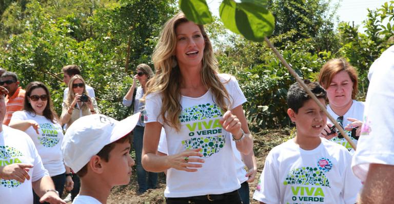 Bündchen planta árvore com crianças