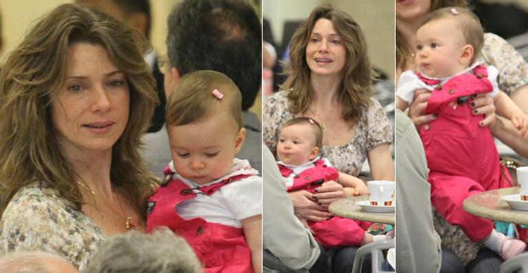 Letícia Spiller viaja com a fofa Stella