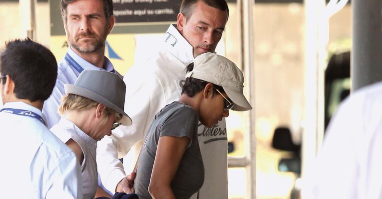 Musa Halle Berry quebra o pé