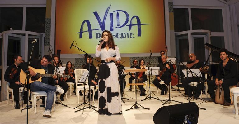 Tânia Mara brilha em lançamento de novela