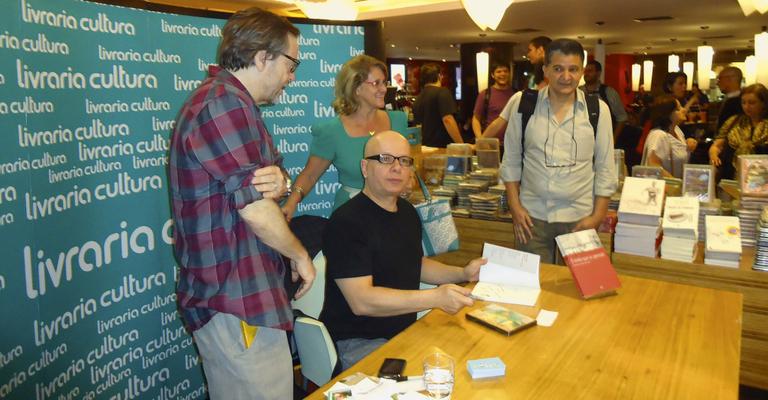Tas lança livro