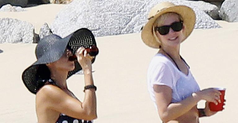 Ashlee Simpson curte a praia