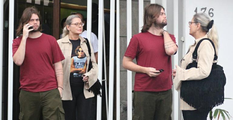 Após alta, Vera Fischer passeia com filho