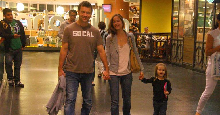 Luiza Valdetaro passeia com a família