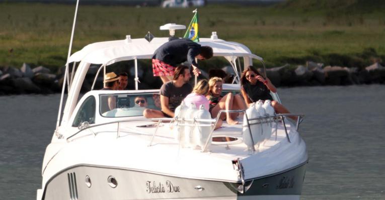 Ke$ha curte passeio de barco no Guarujá