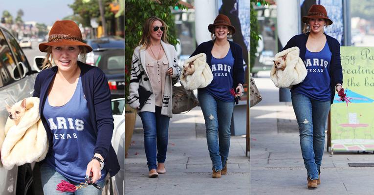 Grávida, Hilary Duff passeia com a irmã