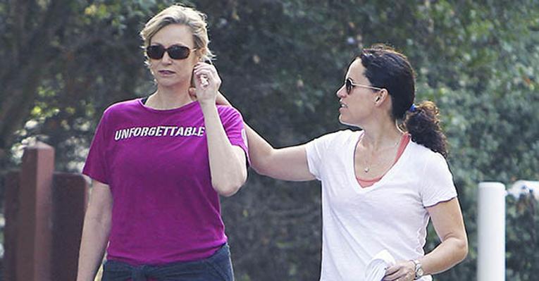 Jane Lynch e Lara Embry caminham por LA