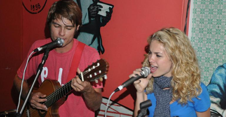 ‘Rebelde’ Lua Blanco canta com o irmão