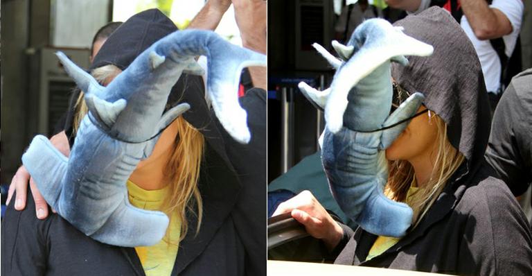 Ke$ha esconde o rosto com tubarão