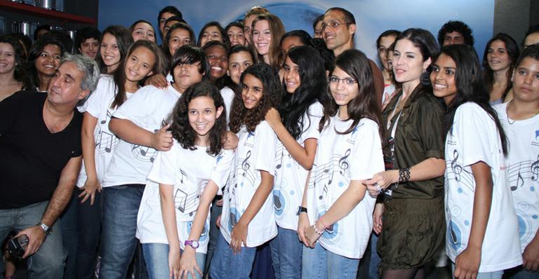 Joss Stone visita projeto no Rio