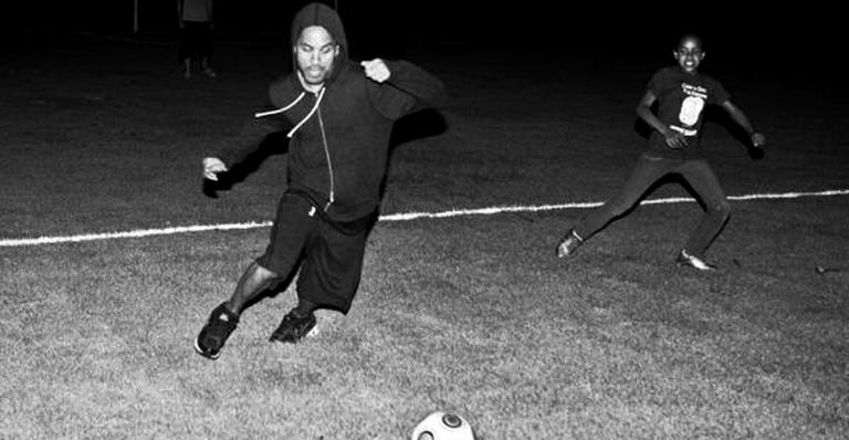 No Brasil, Lenny Kravitz joga futebol