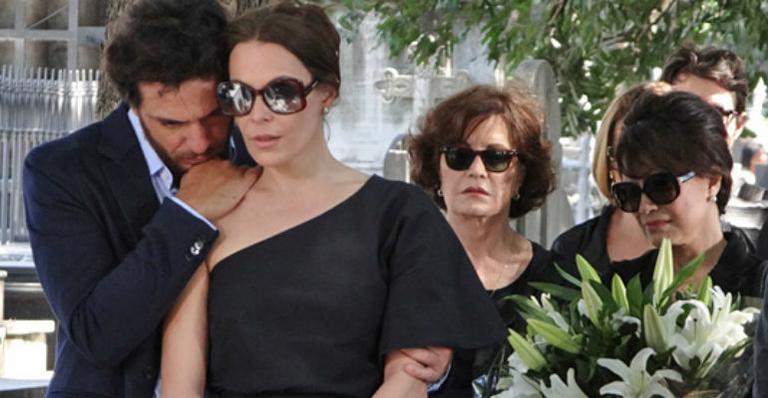 ‘O Astro’: elenco grava cena de enterro