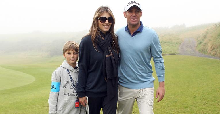 Liz Hurley com o amado em campo de golfe