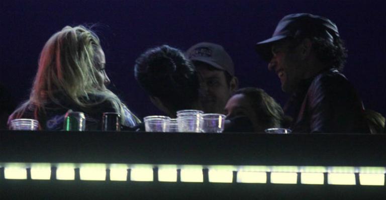 Danielle Winits e Pasquim curtem show