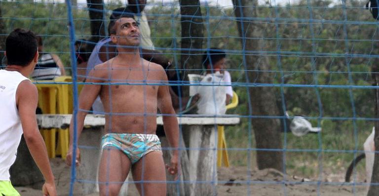 Romário mostra habilidade no futevôlei