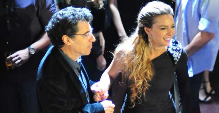 Cris leva Jonas à boate e provoca ciúmes