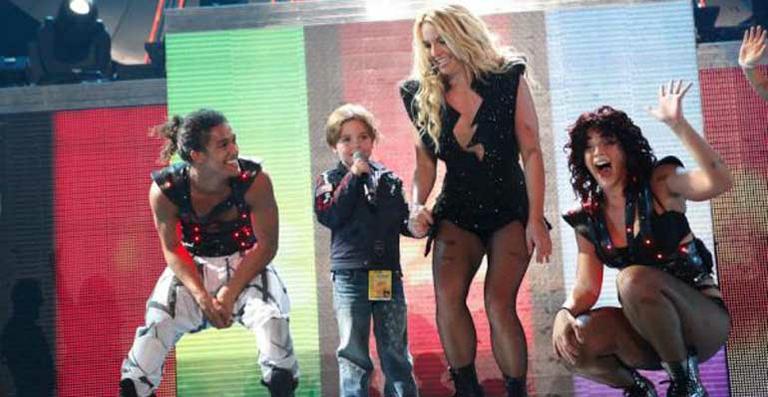 Britney canta com o filho na Hungria