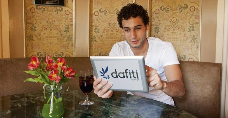 Rafael Almeida ligado na internet