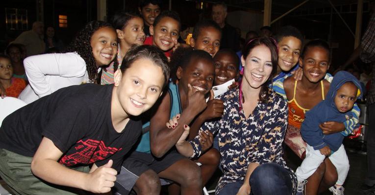 Paola encanta crianças em favela no Rio