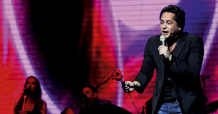 Leonardo canta e emociona fãs