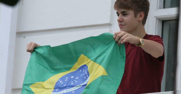 Bieber aparece com bandeira do Brasil