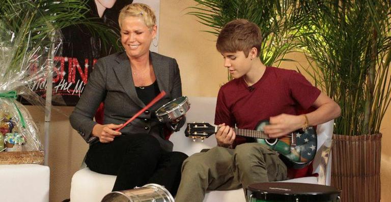 Xuxa faz Bieber tocar cavaquinho