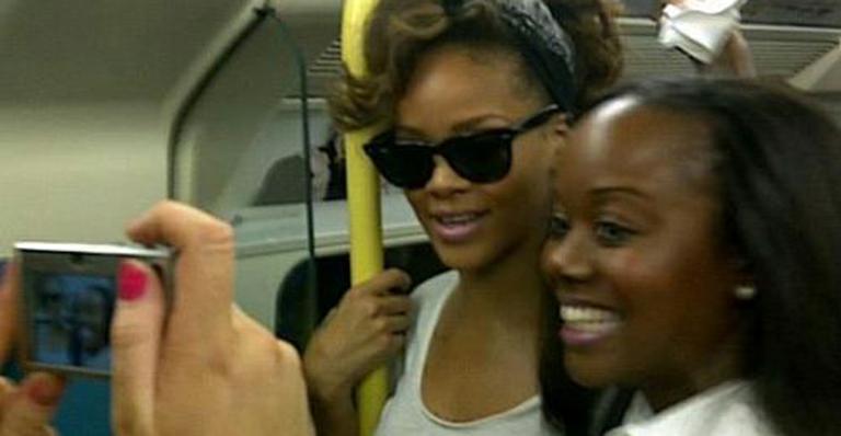 Rihanna pega metrô em Londres