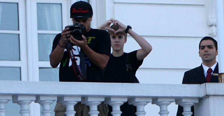 Bieber ‘faz coração’ para os fãs