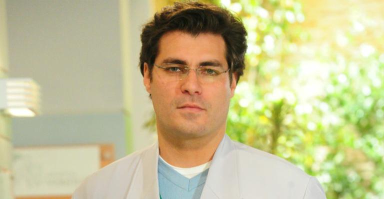 Thiago Lacerda volta à TV como médico
