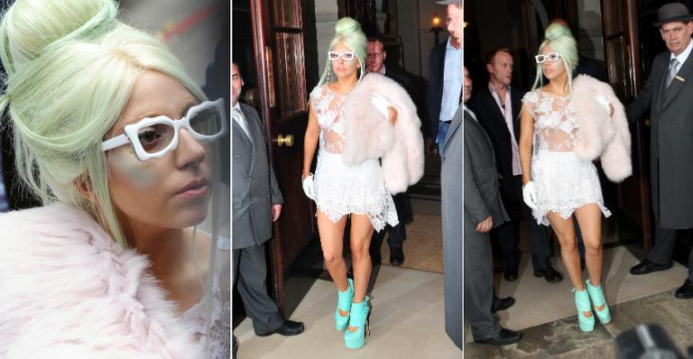 Gaga combina cor do sapato com cabelo