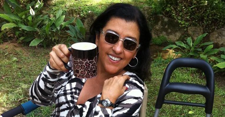 Regina Casé almoça sopa para emagrecer
