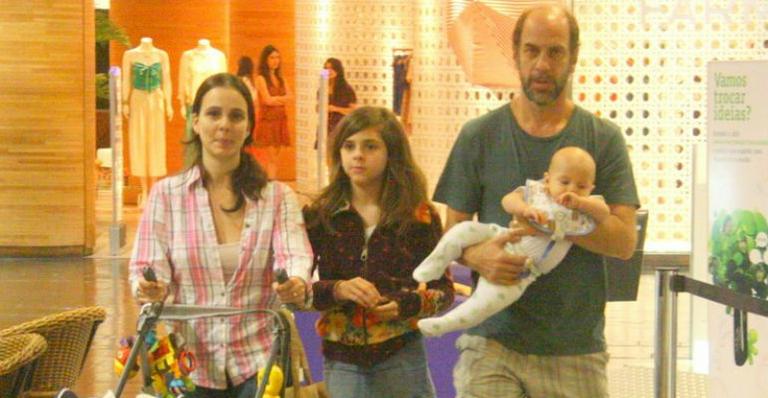Roberto Bomtempo e Miriam Freeland apresentam o sorridente Miguel