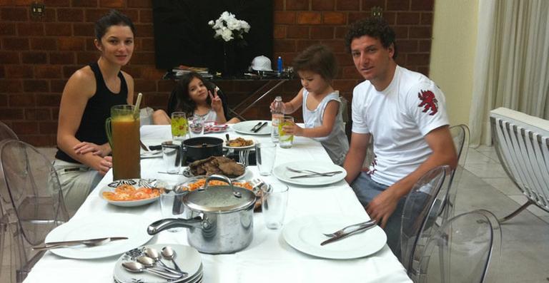 Elano posta foto de almoço no Twitter: ‘essa é minha família’